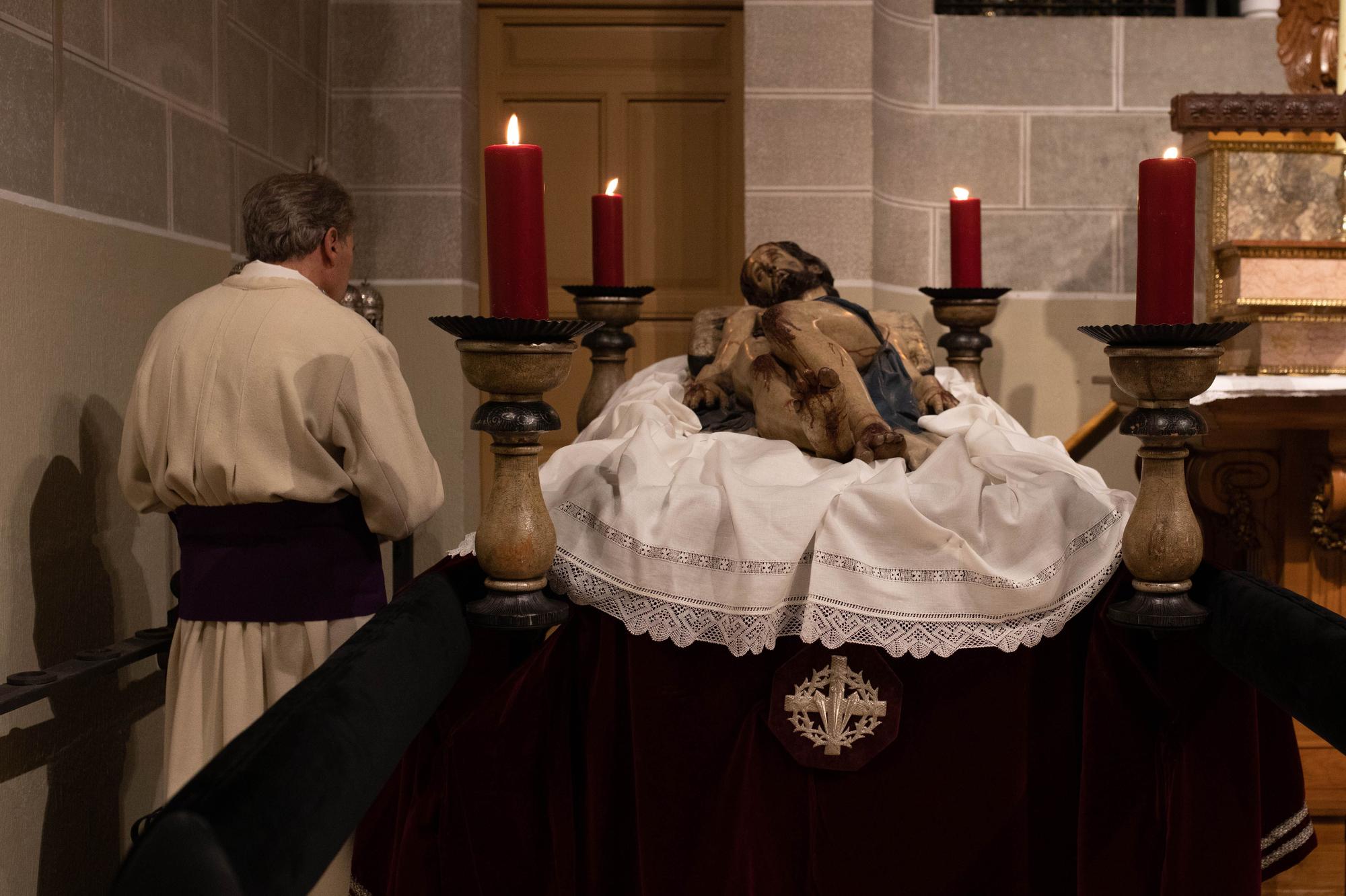 GALERIA | La procesión de Jesús Yacente en imágenes