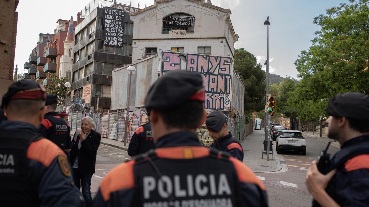 Mossos d'Esquadra vigilan uno de los edificios de la plaza de la Bonanova, donde se encuentran los edificios okupados La Ruïna y el Kubo, a 11 de mayo de 2023, en Barcelona, Catalunya (España).