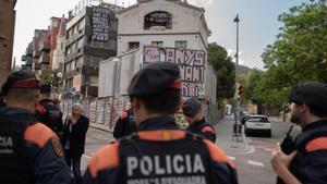 Mossos dEsquadra vigilan uno de los edificios de la plaza de la Bonanova, donde se encuentran los edificios okupados La Ruïna y el Kubo, a 11 de mayo de 2023, en Barcelona, Catalunya (España).