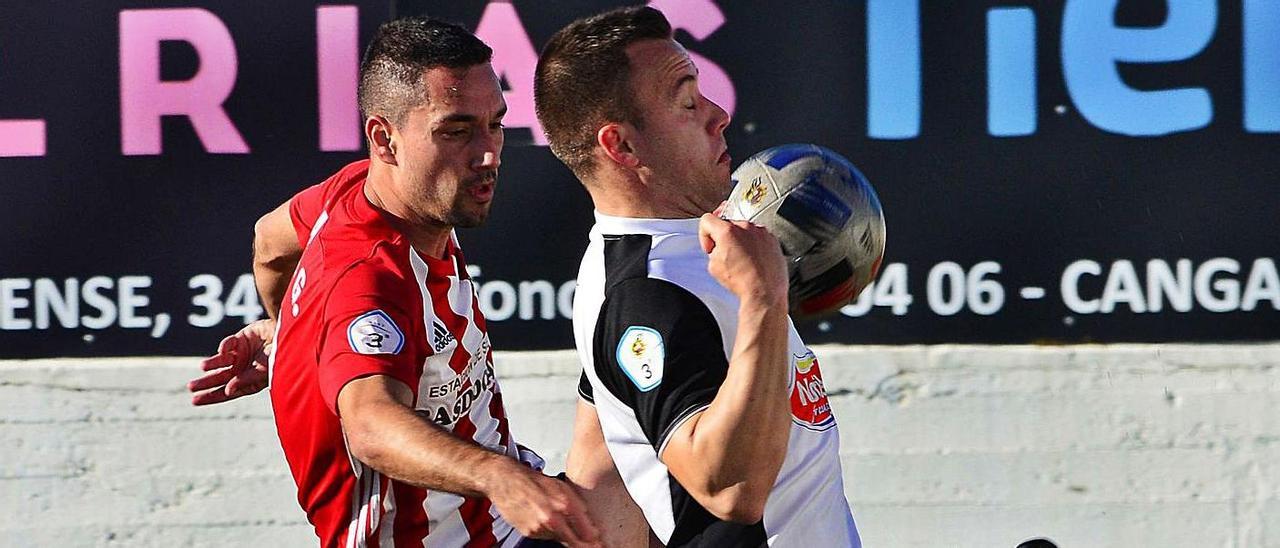 Pablo García pugna por la posesión del balón con un jugador del Estradense.  |  // GONZALO NÚÑEZ