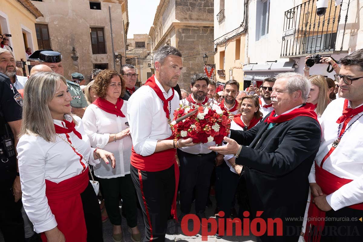 Bandeja de flores y ritual de la bendición del vino en las Fiestas de Caravaca