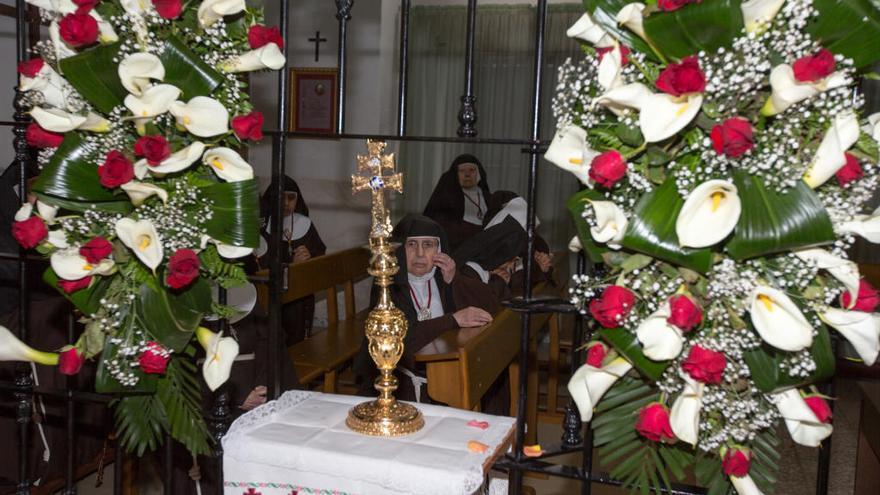 Las religiosas comienzan su jornaa a las seis y media de la mañana: rezan, planchan y hacen rosarios, entre otros menesteres.