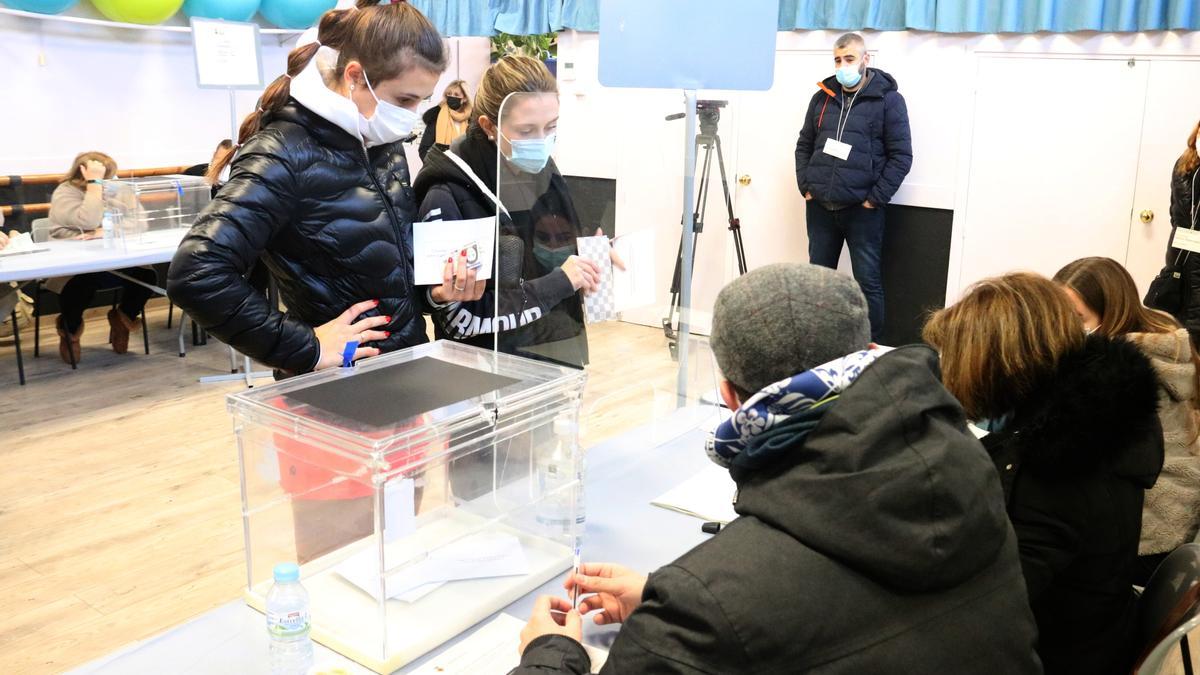 Dues noies a punt de votar en la consulta sobre els correbous