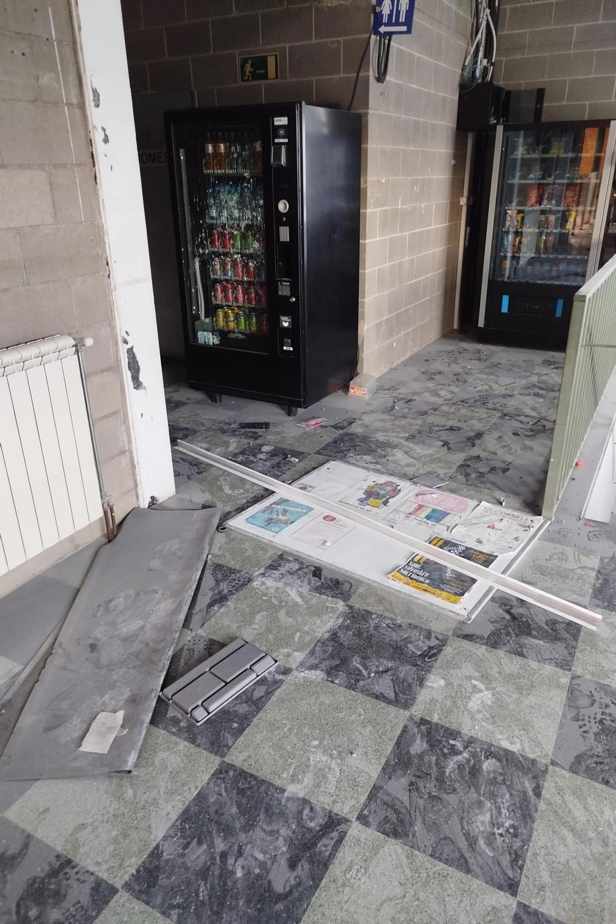 Les imatges de les destrosses a l'interior del pavelló de Sarrià de Ter