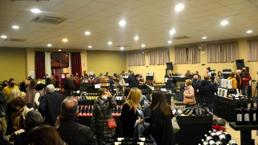 Público asistente a la inauguración del 18º Salón Solidario de Vinos, Aceite y Gastronomía de Fernán Núñez