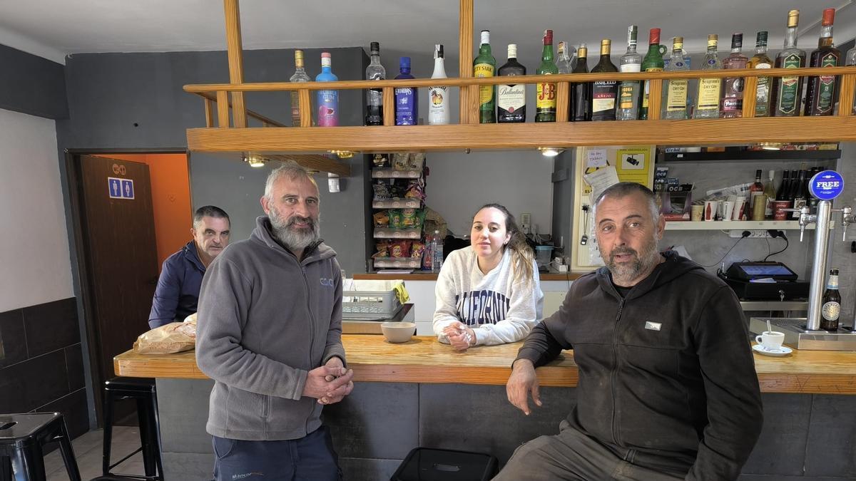 De izquierda a derecha: Kiko, Guillem, Cati y Joan, en la Cafetería Pentágona de Mancor de la Vall.