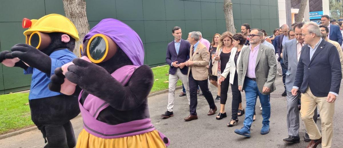 La comitiva sigue a las mascotas «Samu» y «Samina» hacia el pabellón del Ayuntamiento de Langreo.