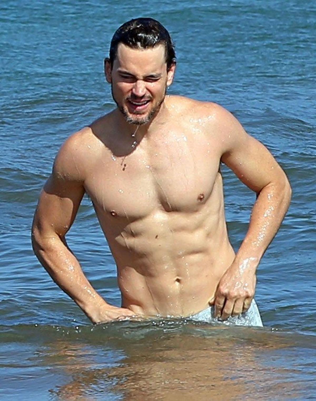 Matt Bomer se coloca el bañador antes de salir del agua