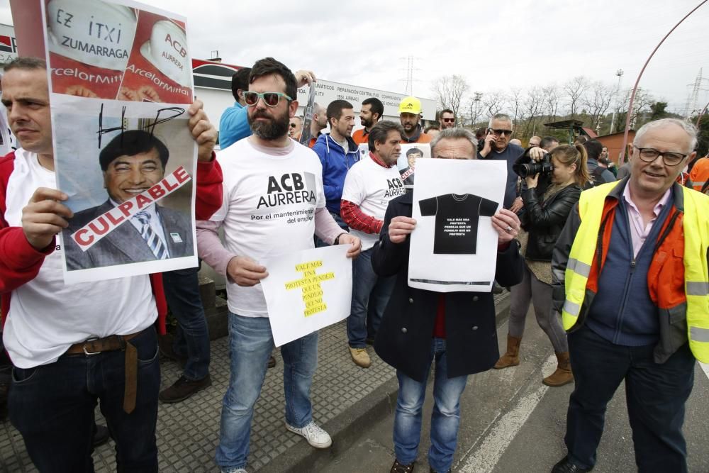 Trabajadores de Arcelor concentrados en la entrada de la factoría en Trasona