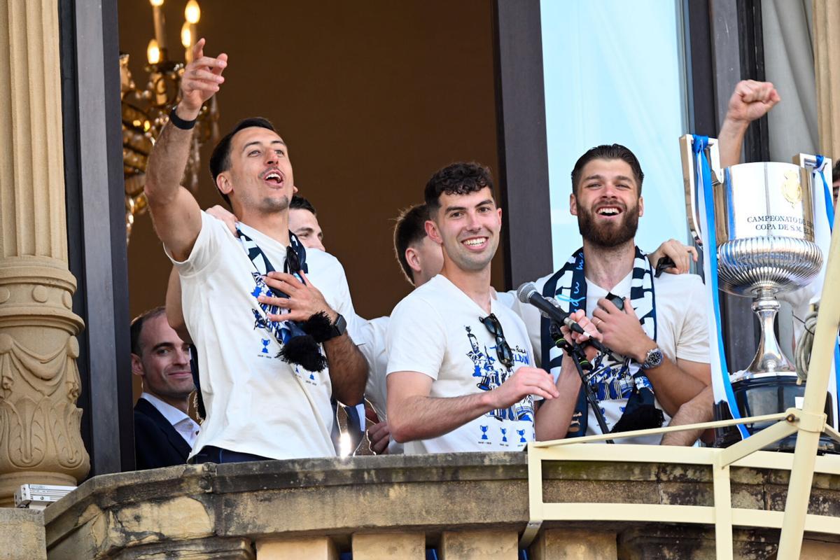 Varios aficionados de la Real Sociedad durante la celebración del equipo por la victoria en la Copa del Rey Varios aficionados de la Real Sociedad durante la celebración del equipo por la victoria en la Copa del Rey