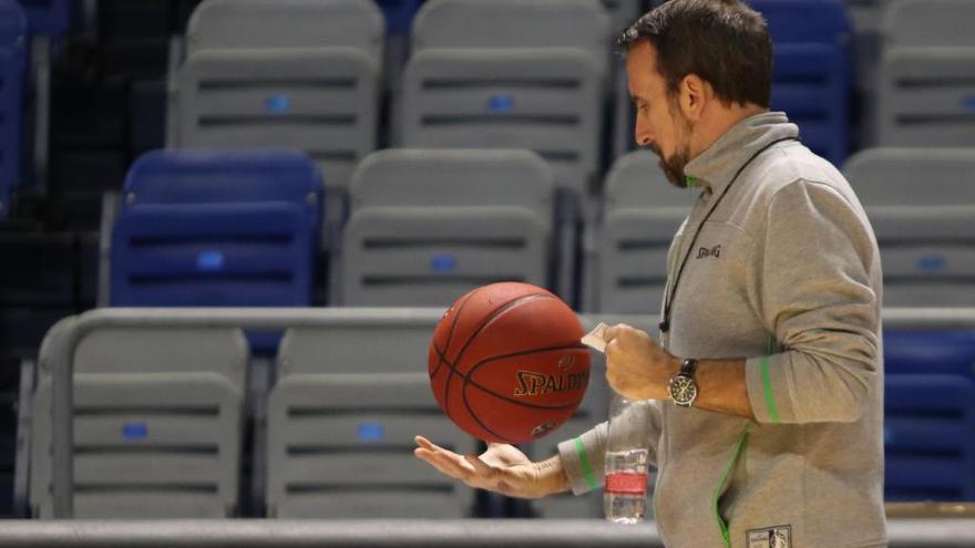 Joan Plaza juega con un balón en un entrenamiento del equipo.