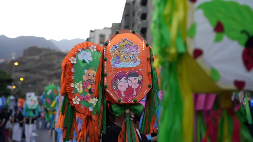 La familia Pérez, cuatro generaciones que iluminan con pandorgas la Bajada de la Virgen de Las Nieves