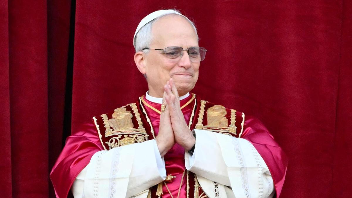 Las primeras palabras de Prevost, León XIV, con un guiño a Francisco: "Seguimos teniendo en nuestros oídos esa voz débil pero siempre valiente del papa Francisco"