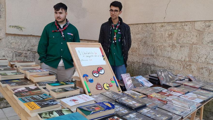 Responsables del mercadillo solidario en el puesto ubicado en la Casa de Cultura. | C. T.