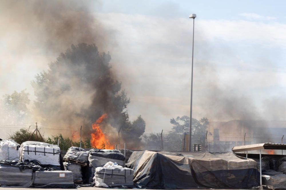 Un incendio en Aldaia es visible a varios kilómetros