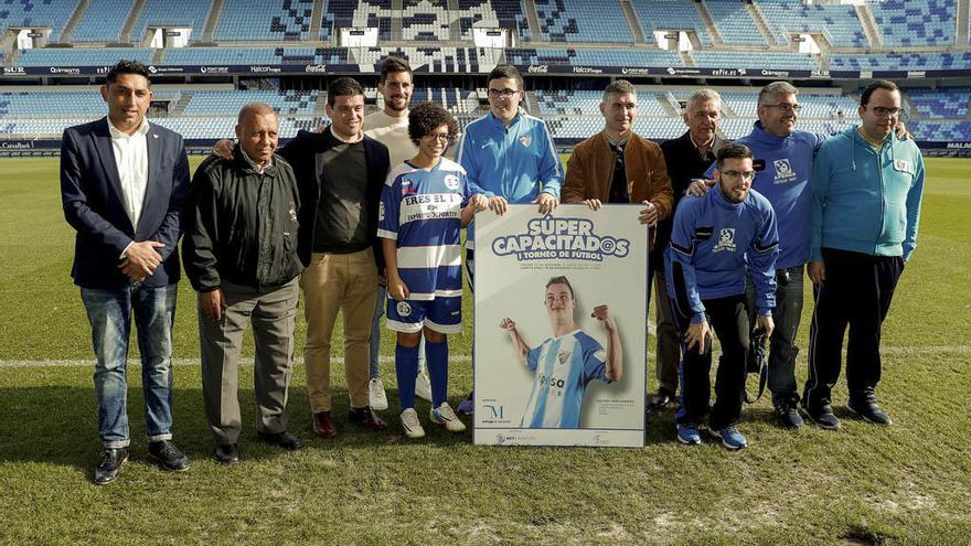 La presentación del torneo, ayer sobre el césped de La Rosaleda y con la presencia de Adrián González, del primer equipo.