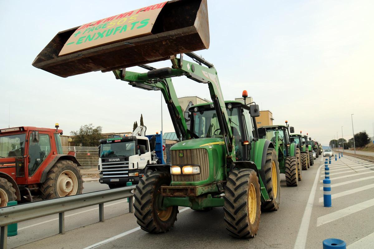 Cola de tractores llegando al Menfis, en Manresa