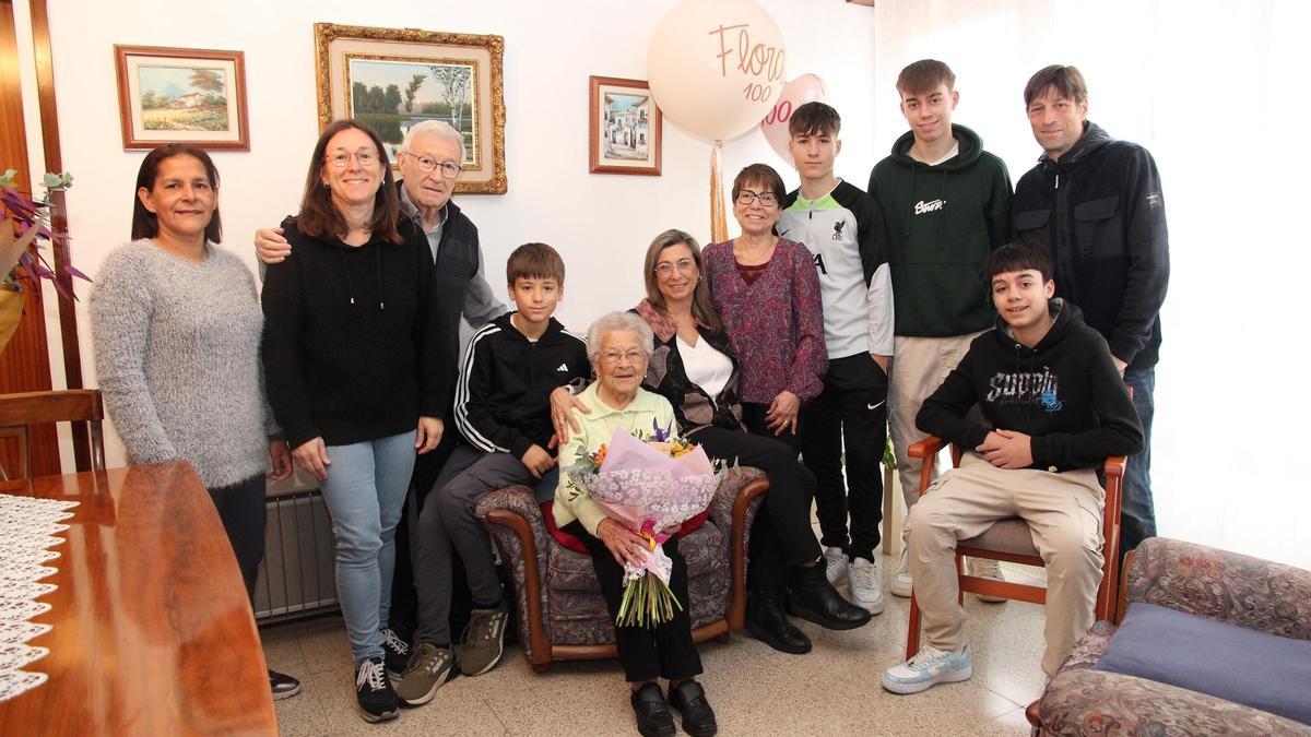 Flora Heras acompanyada per la regidora i la seva família.