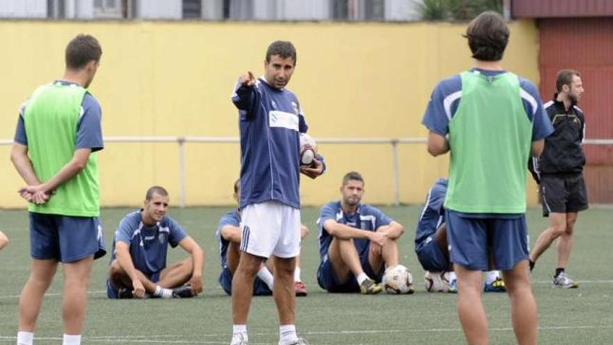 José Ramón da instrucciones durante el entrenamiento de ayer en Elviña. / eduardo vicente