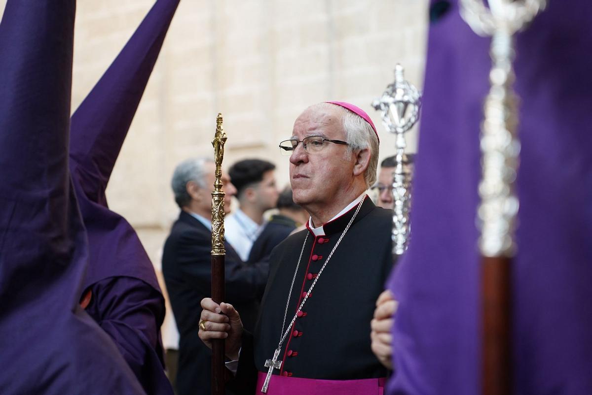 Procesión de El Cristo de la Corona por Sevilla. Procesión de El Cristo de la Corona por Sevilla.