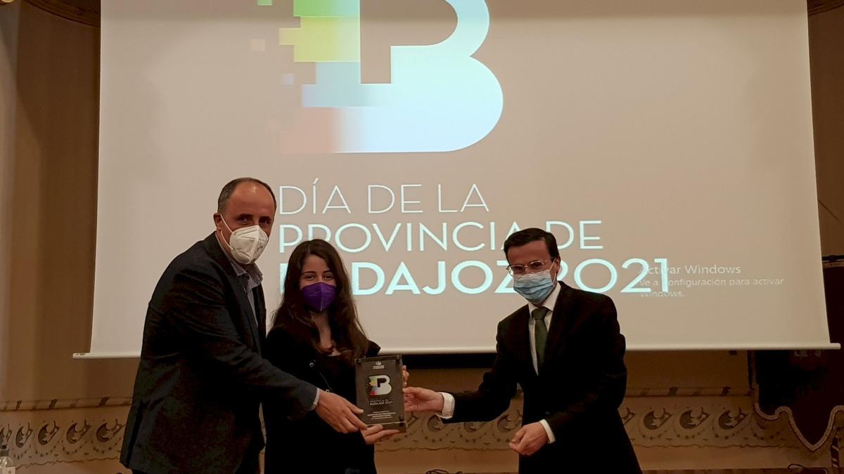 Gallardo entrega el premio especial Objetivos de Desarrollo Sostenible al director y a una alumna de instituto Puente Ajuda.