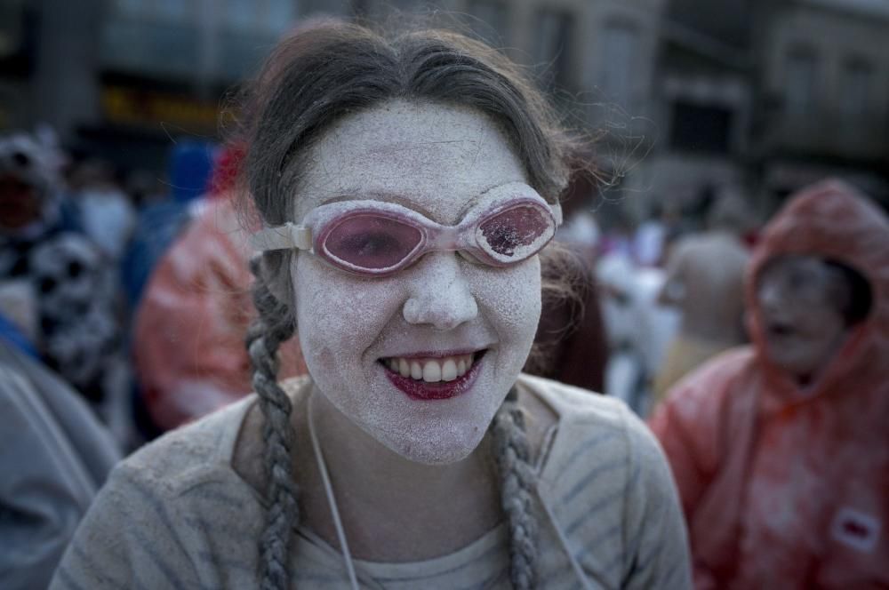 La localidad ourensana comienza cinco semanas de entroido con su tradicional batalla de harina.