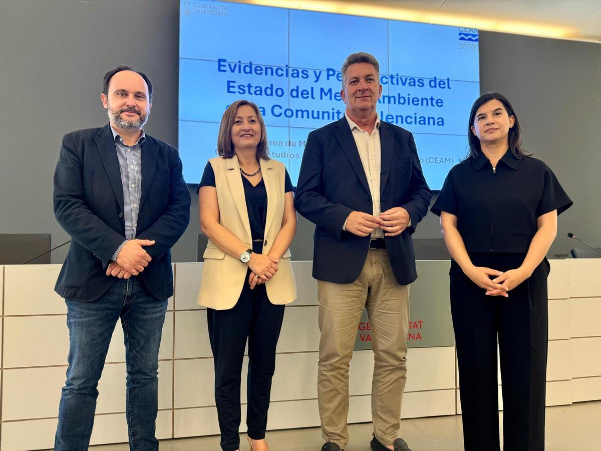 El conseller Vicente Martínez Mus asiste a la presentación del visor climático del CEAM, preentado por Samira Khodayar, a su izquierda.