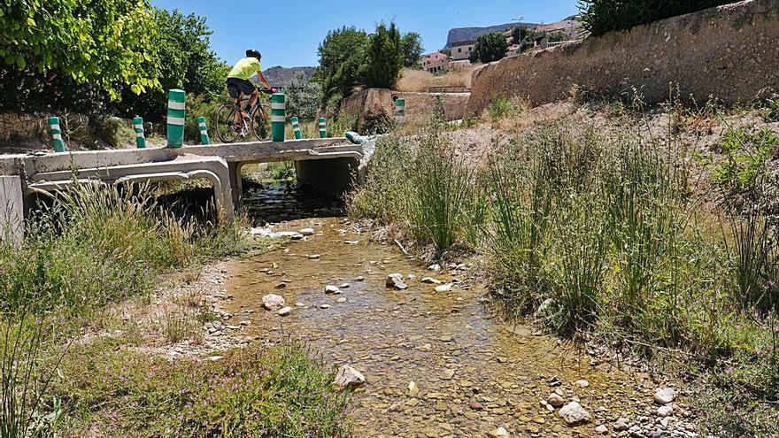 El agua que discurre por Puça en el salto de la rambla y a su llegada al casco urbano de Petrer, donde se filtra en el terreno antes de llegar al río Vinalopó en Elda. 