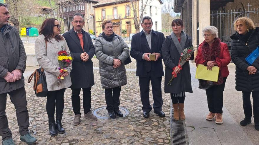 Autoridades y familiares con el adoquín de Arturo Matías. |