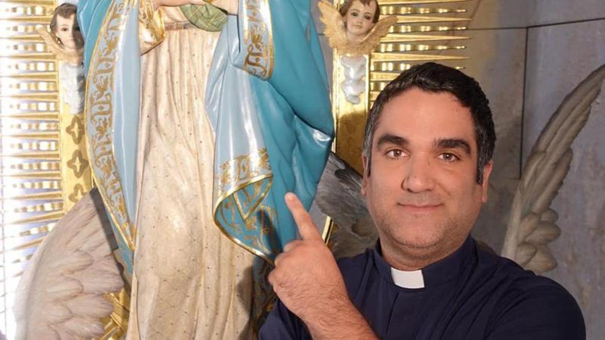 El sacerdote Pedro Payá junto a la Inmaculada