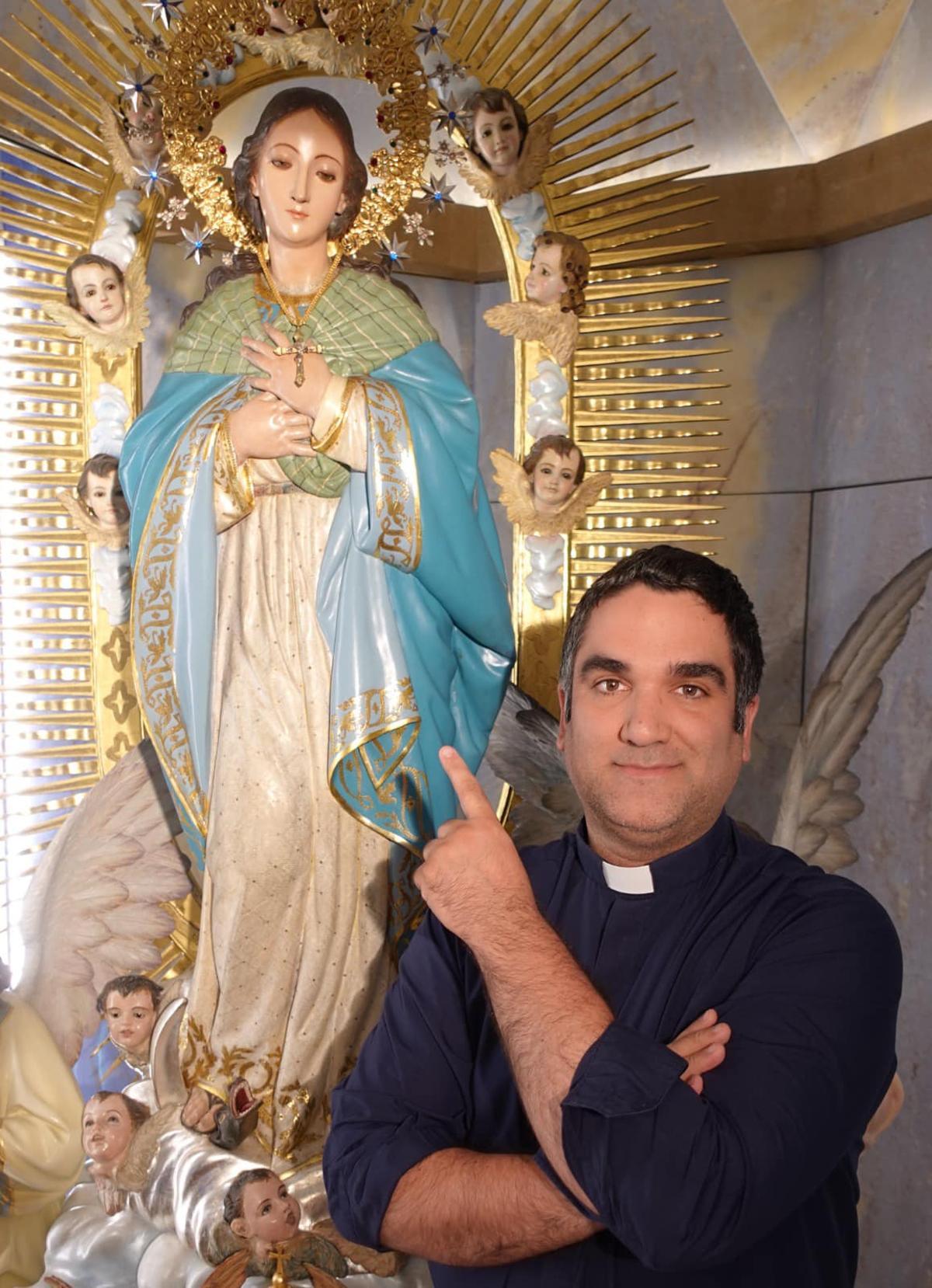 El sacerdote Pedro Payá junto a la Inmaculada