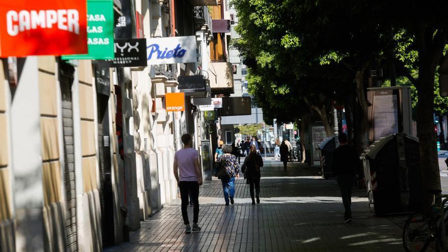 Locales cerrados en la calle Colón por la pandemia.