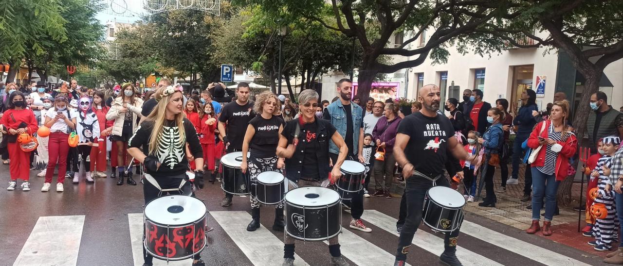 Un desfile de disfraces recorrió las calles de Benicàssim este viernes