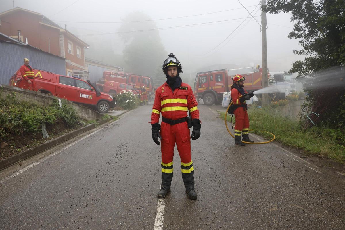 La UME se prepara en Valdés y Tineo para los incendios del verano