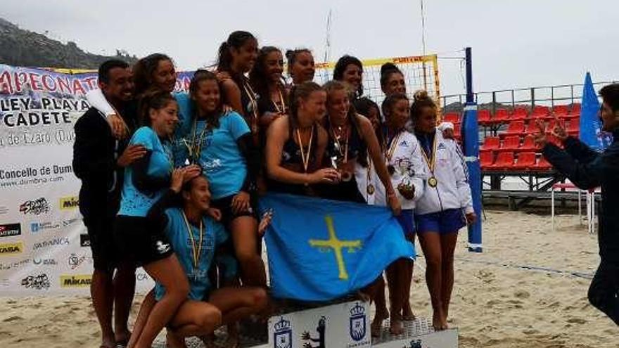En el centro de la imagen, las jugadoras del Oviedo Voley Playa.