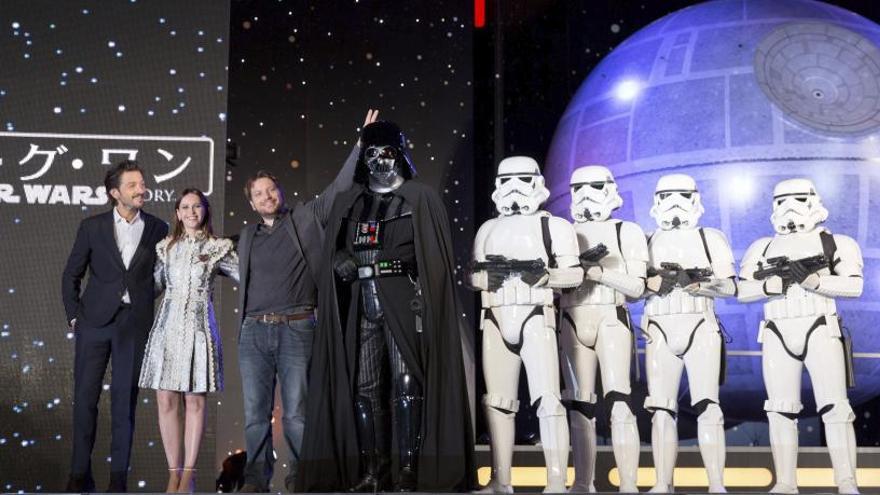 Los protagonistas de &quot;Rogue One&quot;, durante la presentación del filme en Tokio, ayer.