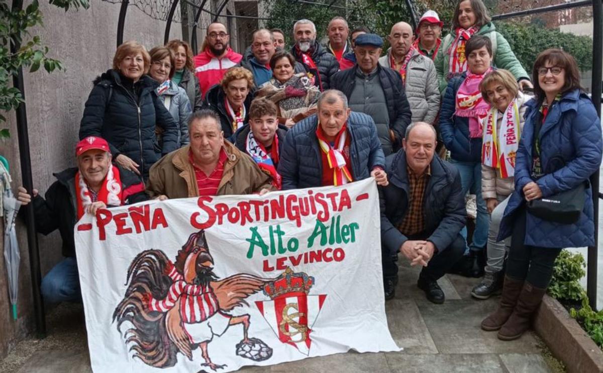 Un grupo de integrantes de la Peña Sportinguista Alto Aller, de Levinco.