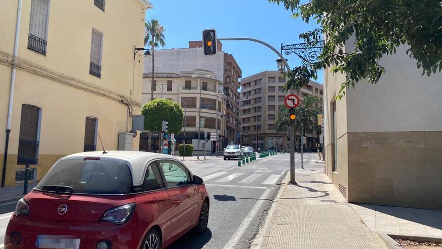 Un vehículo ante el semáforo situado a la entrada de la Plaça Concepció desde el Pont Nou.