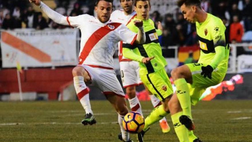 Fabián, el sábado, durante una acción del partido Rayo Vallecano-Elche.