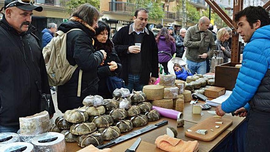 Compradors entre les parades de la Fira Internacional del Formatge, l&#039;any passat, a Berga