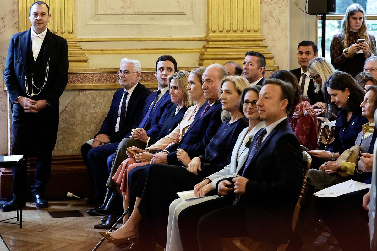 El presentador de radio y televisión franco-luxemburgués Stéphane Bern (derecha), el rey emérito de España Juan Carlos I (cuarto por la derecha), la princesa infanta Elena de España (quinta por la derecha), la princesa Cristina de España (tercera por la derecha) y Felipe Juan Froilán de Marichalar y Borbón de España (segundo por la izquierda) El presentador de radio y televisión franco-luxemburgués Stéphane Bern (derecha), el rey emérito de España Juan Carlos I (cuarto por la derecha), la princesa infanta Elena de España (quinta por la derecha), la princesa Cristina de España (tercera por la derecha) y Felipe Juan Froilán de Marichalar y Borbón de España (segundo por la izquierda)