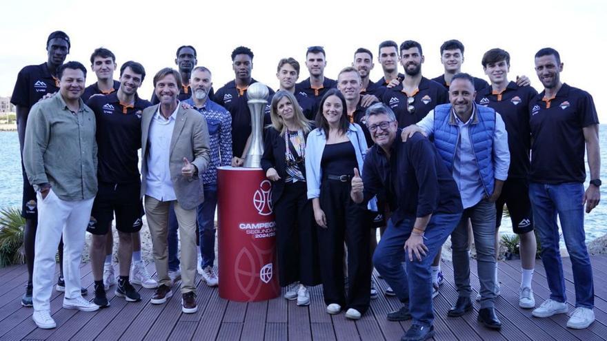 Vicenç Palmer posa con la plantilla, cuerpo técnico y algunos patrocinadores en el Varadero de Palma. | FIRMA DE FOTO