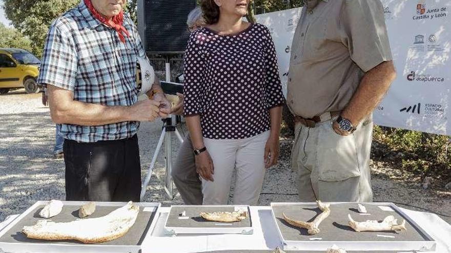 Los arqueólogos Carbonell y Arzuaga junto a Josefa García Cirac.