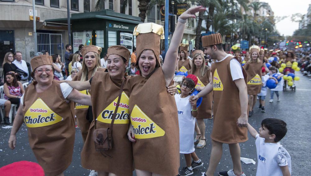 El desfile del Ninot deja momentos muy divertidos en las calles de Alicante