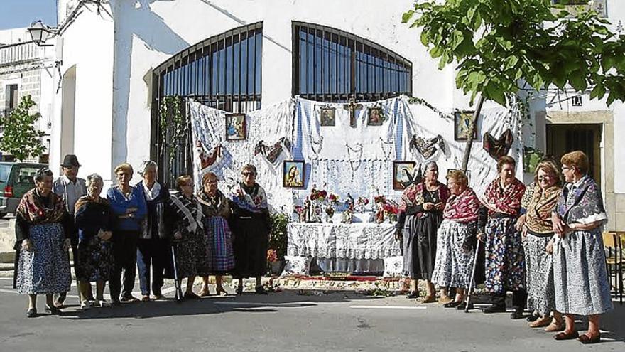 Los vecinos elaboran las Cruces de Mayo