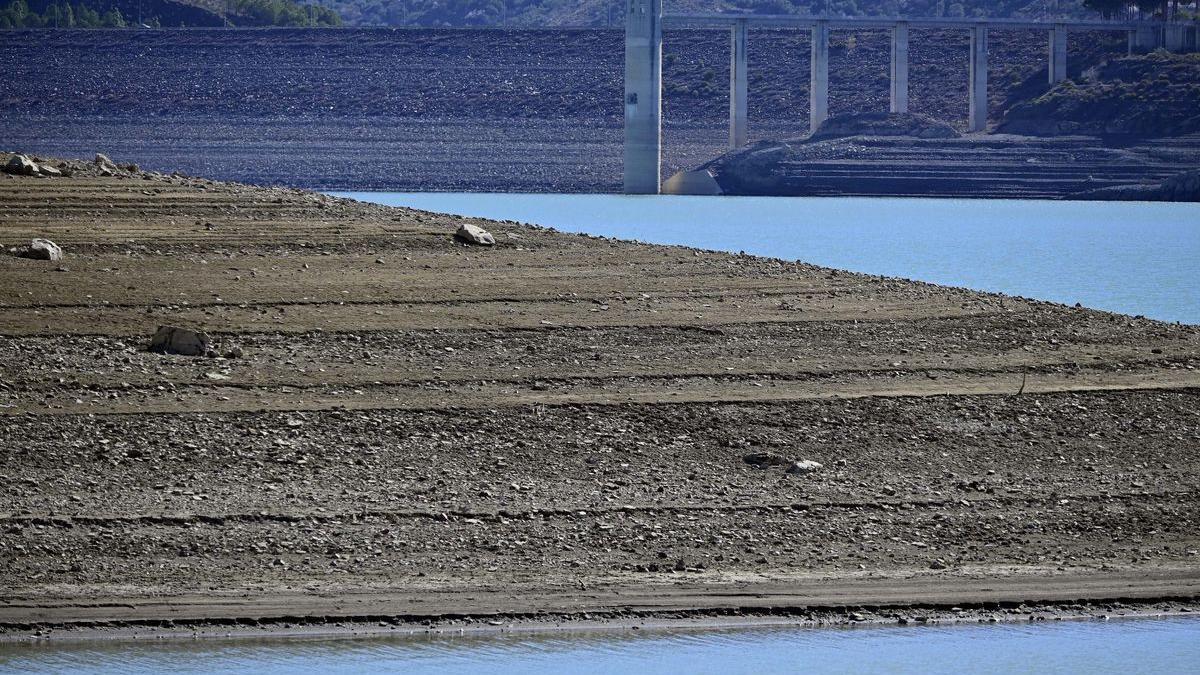 Estado en el que se encuentra el Embalse de la Viñuela en la provincia de Málaga que oficialmente se encuentra en situación de sequía grave.