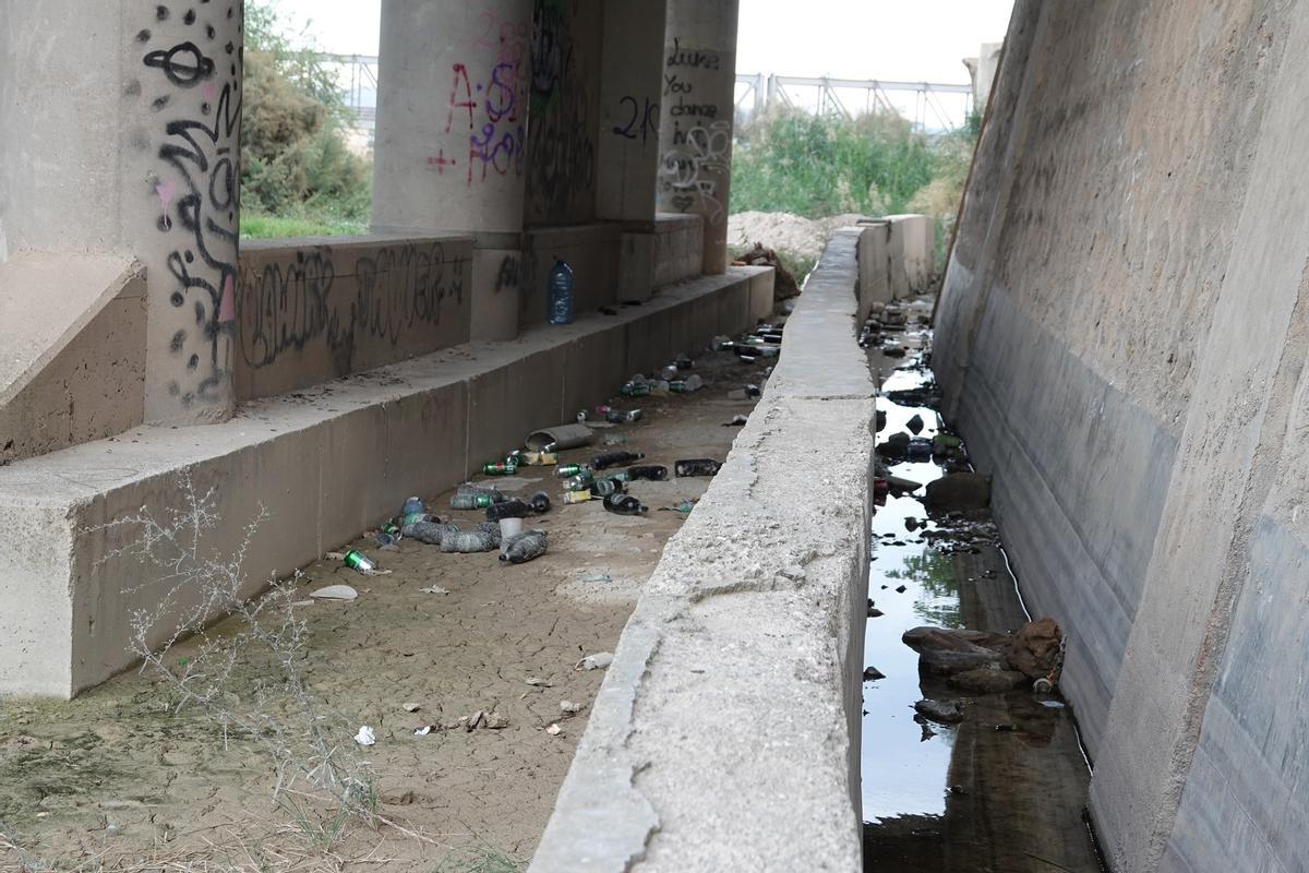 Basura debajo del 'puente nuevo' de Lorca.