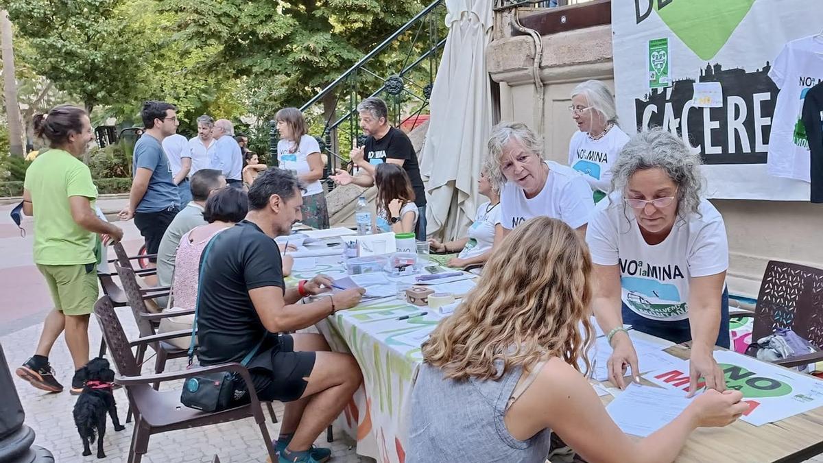 Mesa de firmas instalada enCánovas.