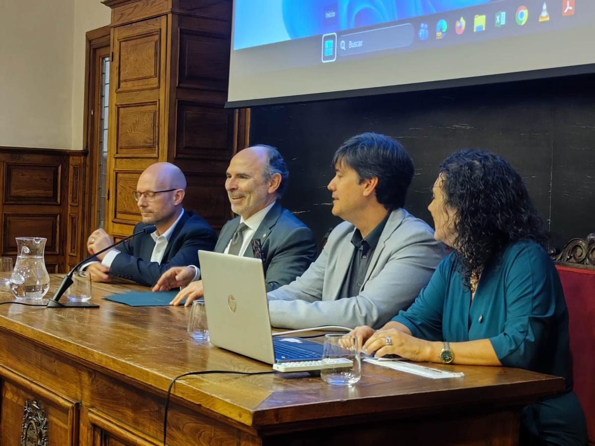 Iván Aitor Lucas (director general de Innovación), Ignacio Villaverde, Borja Sánchez e Irene Díaz (vicerrectora de Investigación) presentan el proyecto a los investigadores.