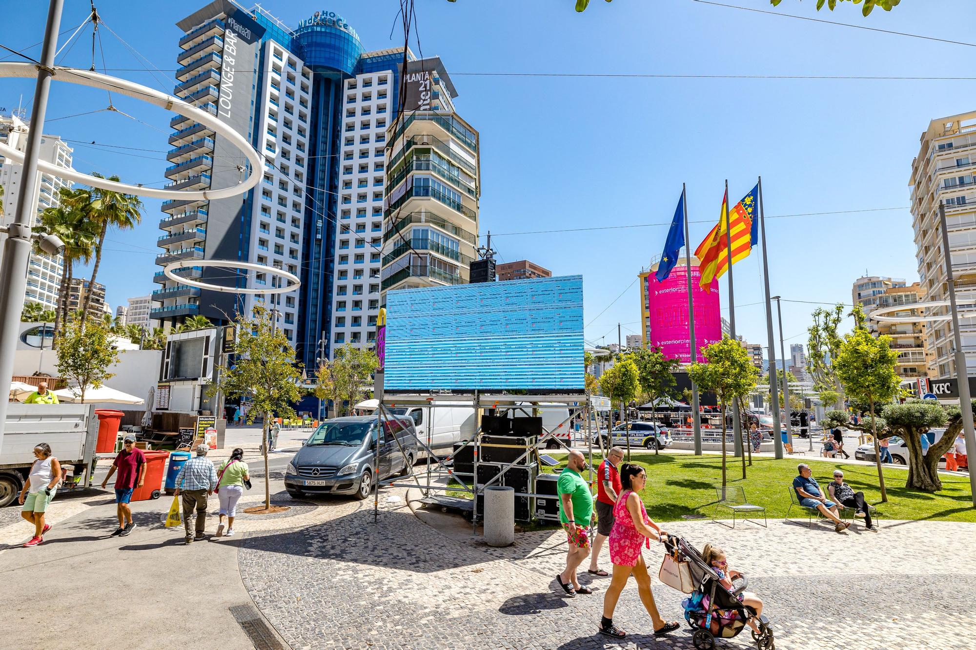 Benidorm inicia el montaje para la final de Eurovisión.  La plaza de La Hispanidad será el escenario de la "Pre Party" con tres pantallas gigantes y un escenario para las actuaciones previas a la gala en Turín | El "tecnohito", uno de los protagonistas del evento